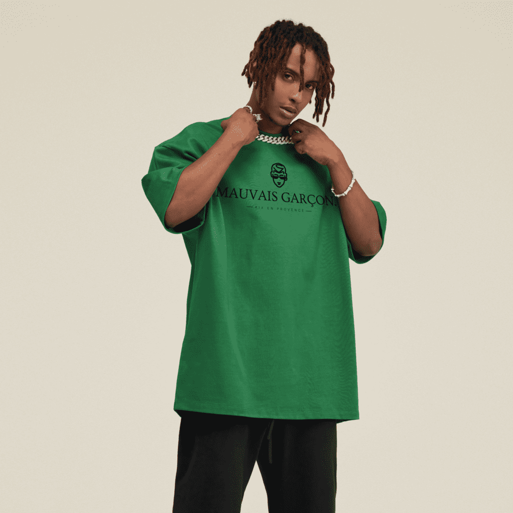 Look urbain avec t-shirt homme rebelle de Mauvais Garçon, marque française indépendante