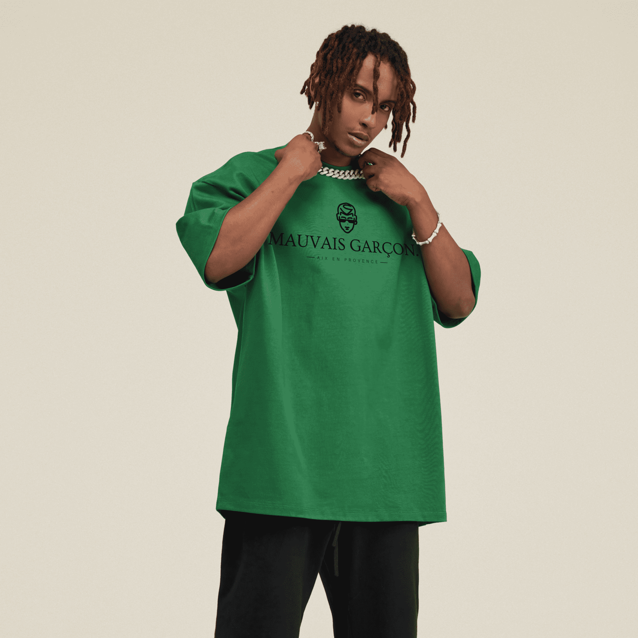 Look urbain avec t-shirt homme rebelle de Mauvais Garçon, marque française indépendante